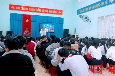 CHIẾU PHIM “MƯA ĐỎ” TẠI TRƯỜNG THCS SƠN HẠ